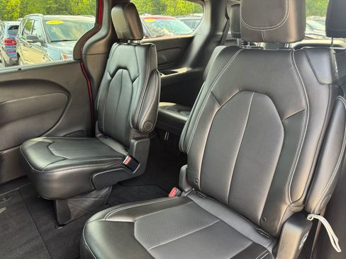 Used 2025 Chrysler Pacifica Select AWD/4WD image 31