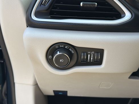 Used 2023 Chrysler Pacifica Touring-L FWD image 14