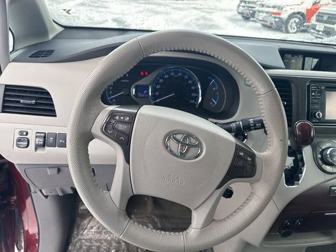 Used 2013 Toyota Sienna XLE image 15