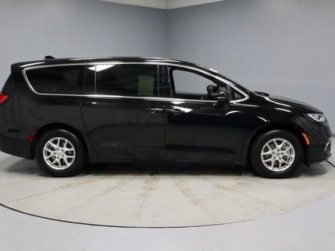 Used 2025 Chrysler Pacifica Select FWD image 11