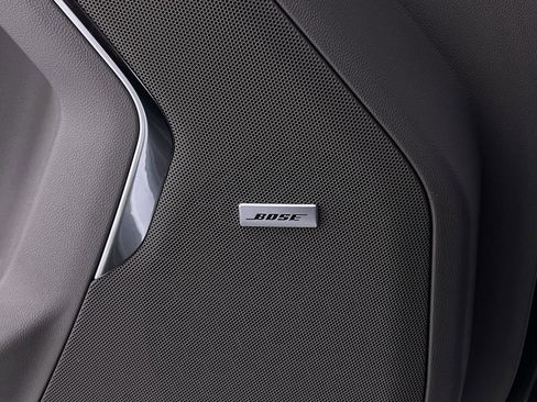 Used 2023 GMC Yukon SLT w/ SLT Luxury Package image 32