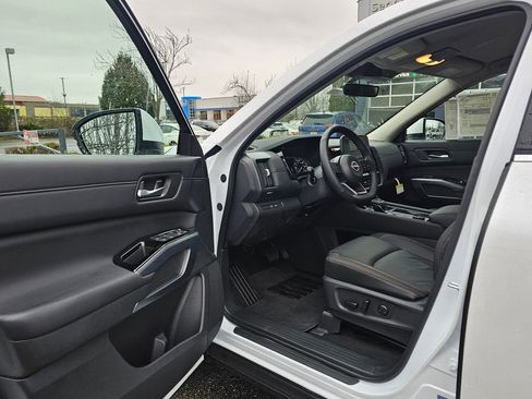 New 2025 Nissan Pathfinder SL image 15