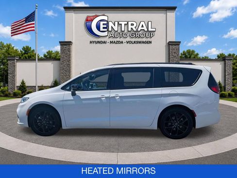 Used 2025 Chrysler Pacifica Limited FWD image 5