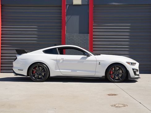 Used 2021 Ford Mustang Shelby GT500 w/ Carbon Fiber Track Pack image 11