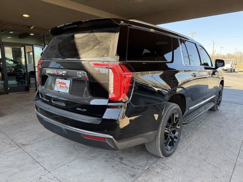 Used 2023 GMC Yukon XL SLT w/ SLT Luxury Package image 7