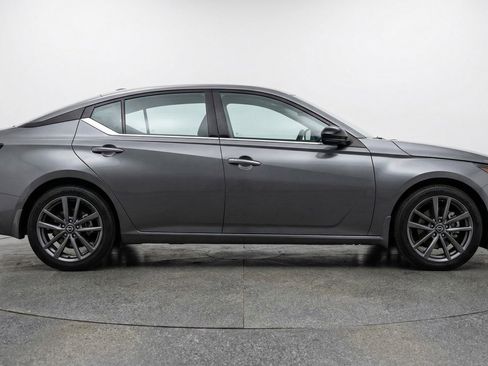 Used 2025 Nissan Altima 2.5 SV FWD image 8