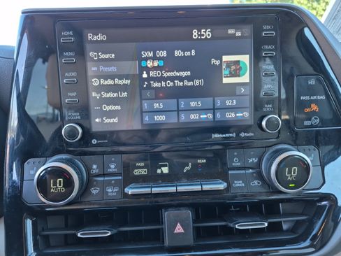 Used 2022 Toyota Highlander XLE AWD/4WD image 29