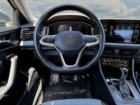 Used 2025 Volkswagen Jetta SE FWD image 10