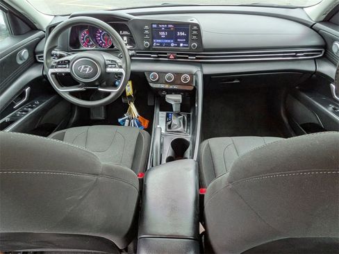 Used 2021 Hyundai Elantra SE image 17