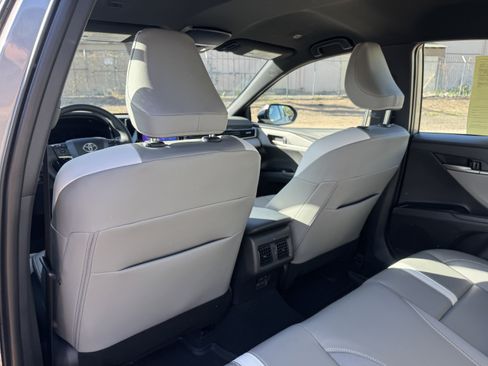 Used 2025 Toyota Camry SE image 14