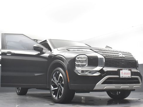 Used 2023 Mitsubishi Outlander SE image 33