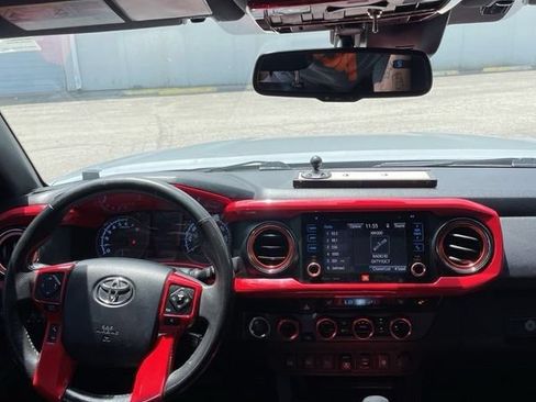 Used 2018 Toyota Tacoma TRD Off-Road AWD/4WD image 7