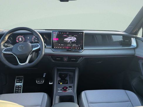 Used 2025 Volkswagen Tiguan SE R-Line image 12