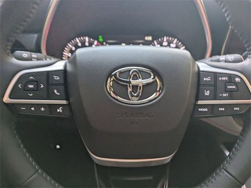 Used 2024 Toyota Highlander FWD image 12