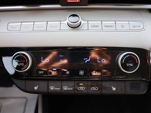 Certified 2024 Hyundai Elantra Limited FWD image 19