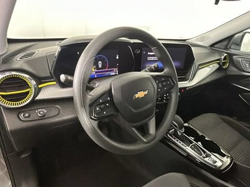 Used 2025 Chevrolet Trax LT FWD image 13