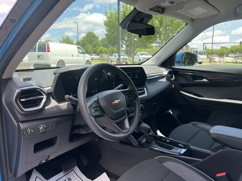 Used 2025 Chevrolet TrailBlazer LT w/ Driver Confidence Package FWD image 17
