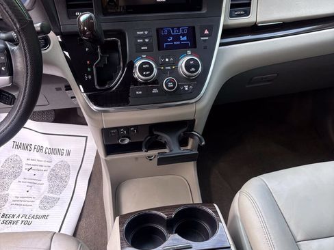 Used 2016 Toyota Sienna XLE FWD image 28