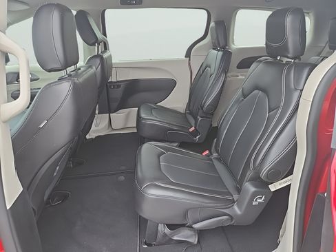 Used 2024 Chrysler Pacifica Touring-L FWD image 23
