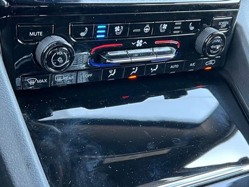 Used 2024 Jeep Grand Cherokee Limited w/ Luxury Tech Group II image 28