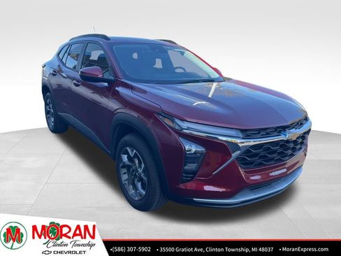 Certified 2025 Chevrolet Trax LT w/ Driver Confidence Package FWD image 2