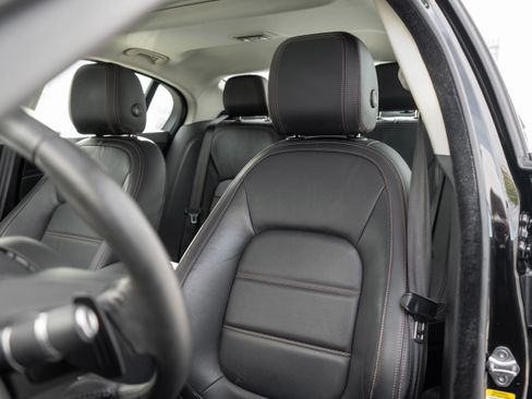 Used 2018 Jaguar XE Prestige image 9