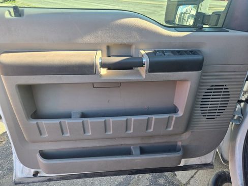 Used 2009 Ford F350 Lariat image 9