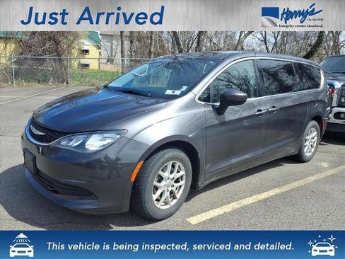 Used 2017 Chrysler Pacifica Touring image 1