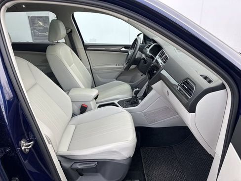 Used 2023 Volkswagen Tiguan SE w/ Panoramic Sunroof Package image 23