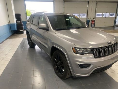 Used 2017 Jeep Grand Cherokee Altitude AWD/4WD image 7