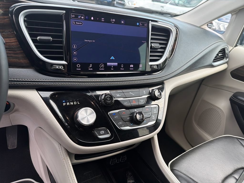 Used 2023 Chrysler Pacifica Limited FWD image 18