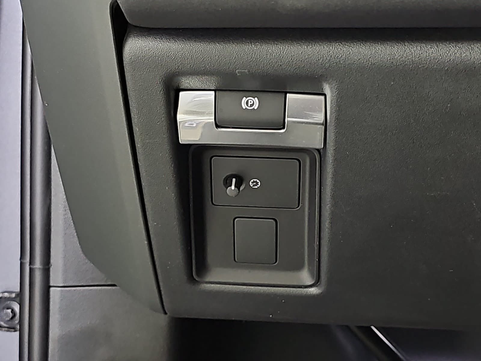 Used 2023 Land Rover Defender 130 X-Dynamic SE AWD/4WD image 23