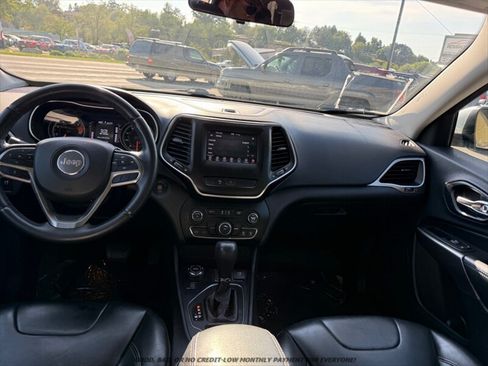 Used 2019 Jeep Cherokee Latitude Plus AWD/4WD image 9