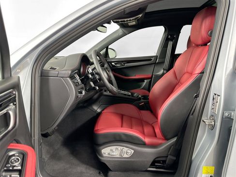 Certified 2025 Porsche Macan image 5