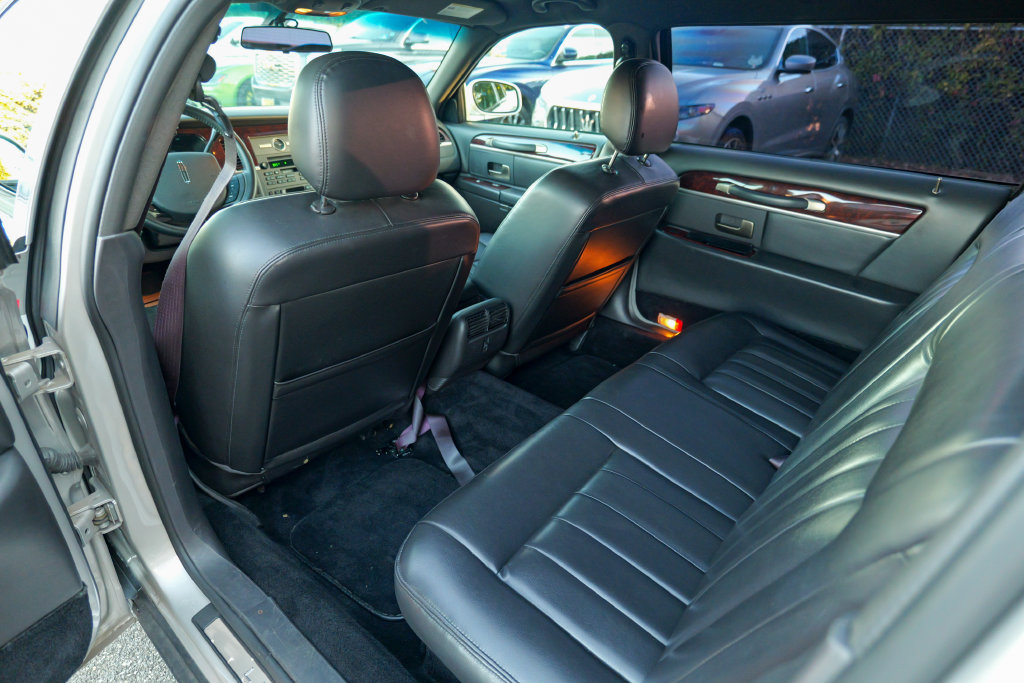Used 2008 Lincoln Town Car Executive RWD image 25