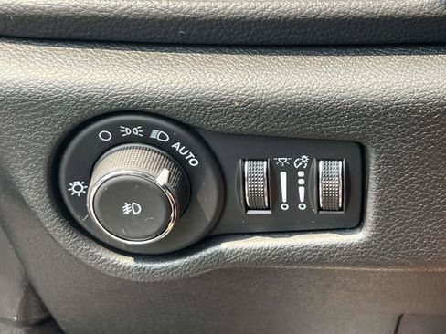 Used 2026 Chrysler Pacifica Select FWD image 19
