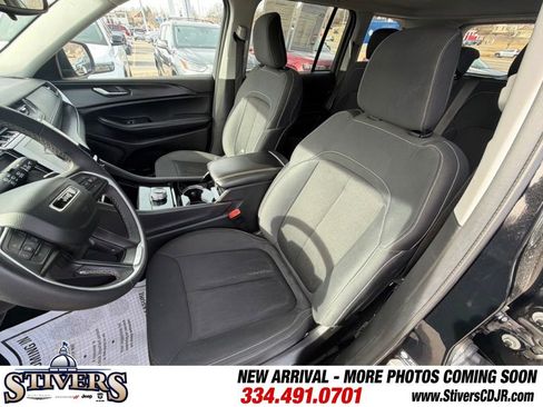 Used 2023 Jeep Grand Cherokee Laredo image 13