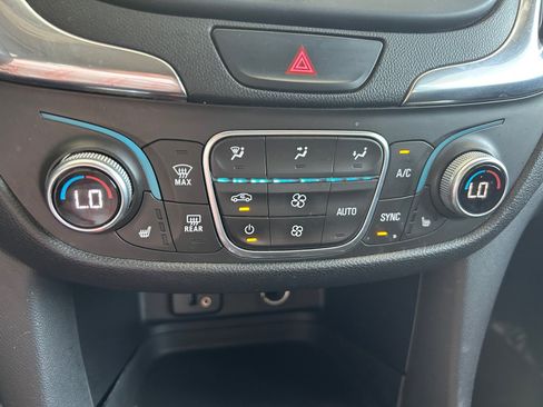 Used 2018 Chevrolet Equinox LT FWD image 16
