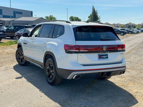 New 2026 Volkswagen Atlas Peak Edition image 11
