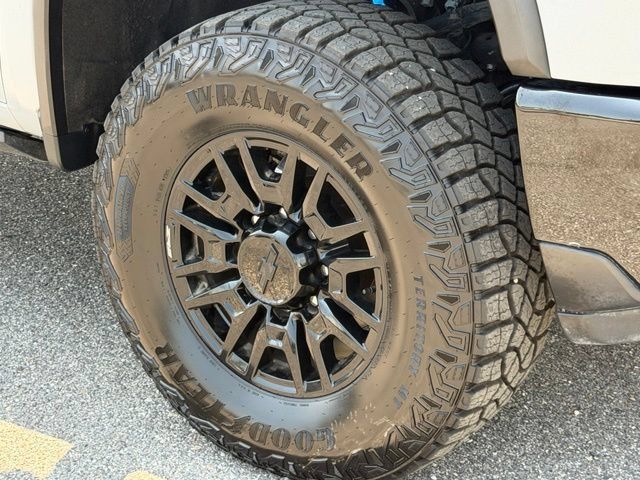 Used 2024 Chevrolet Silverado 2500 ZR2 w/ Technology Package AWD/4WD image 9