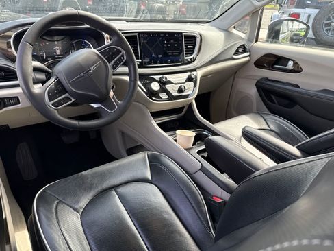 Used 2023 Chrysler Pacifica Limited FWD image 22