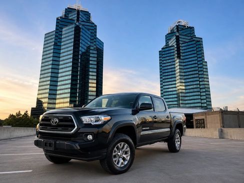 Used 2017 Toyota Tacoma SR5 w/ Tow Package AWD/4WD image 1