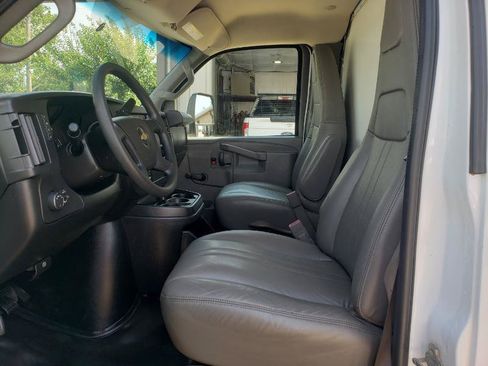 Used 2018 Chevrolet Express 3500 RWD image 17
