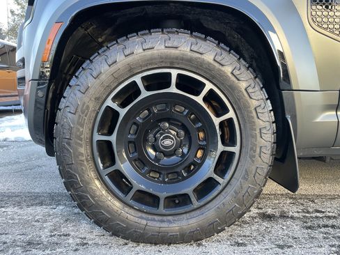 Certified 2025 Land Rover Defender 110 image 9