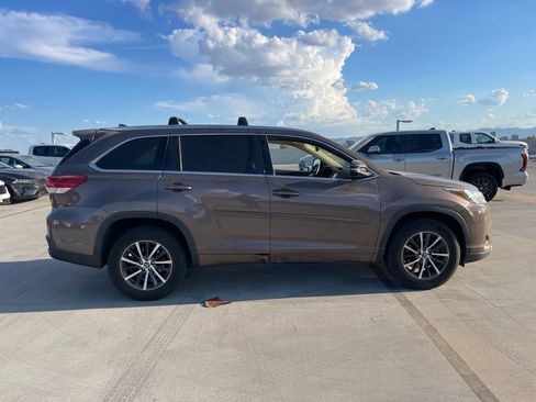 Used 2018 Toyota Highlander XLE w/ Carpet Mat Package (TMS) FWD image 3