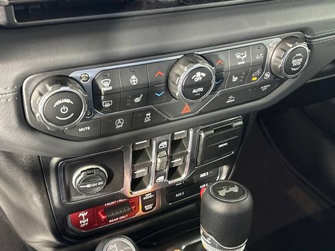 Certified 2025 Jeep Wrangler Unlimited Rubicon w/ Convenience Group AWD/4WD image 34