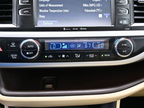 Used 2019 Toyota Highlander XLE AWD/4WD image 33