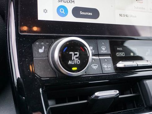 Used 2023 Toyota Highlander XLE image 32