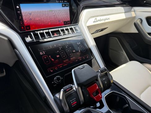 Used 2022 Lamborghini Urus AWD/4WD image 29