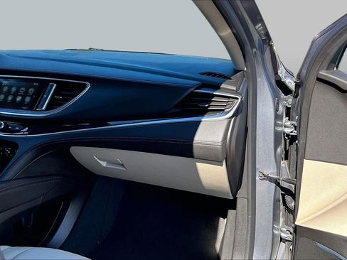 Used 2019 Buick Enclave Essence image 11